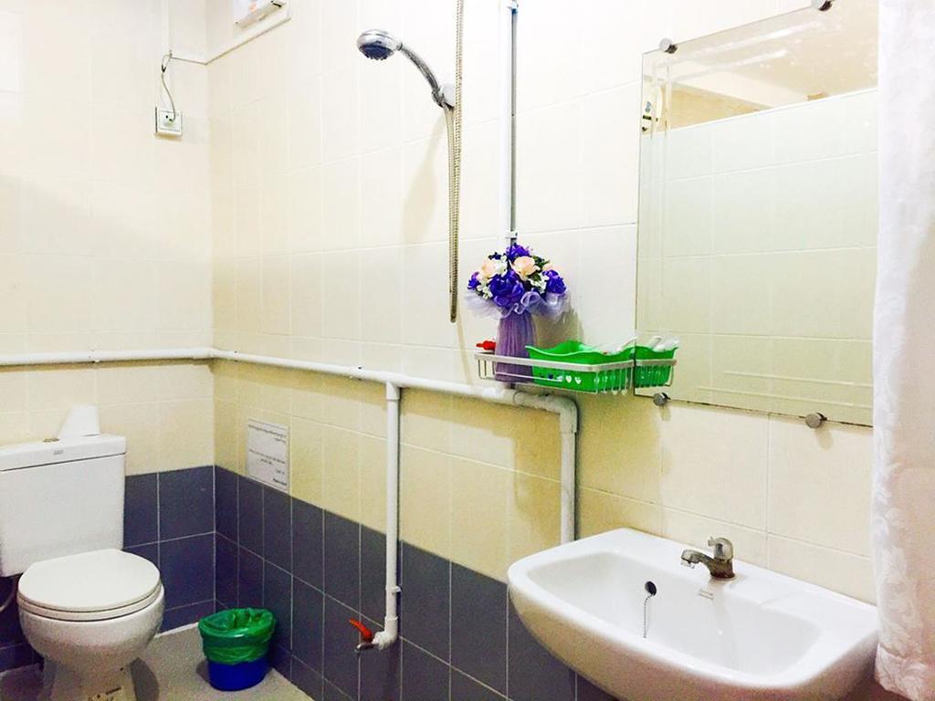 Pandora Motel Yangon Esterno foto