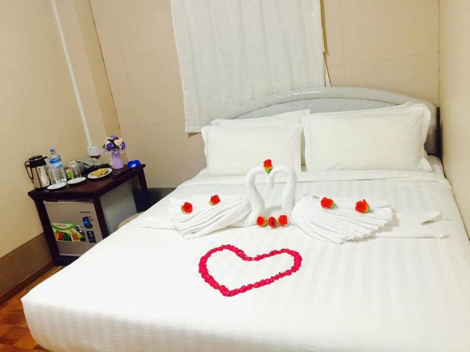 Pandora Motel Yangon Esterno foto
