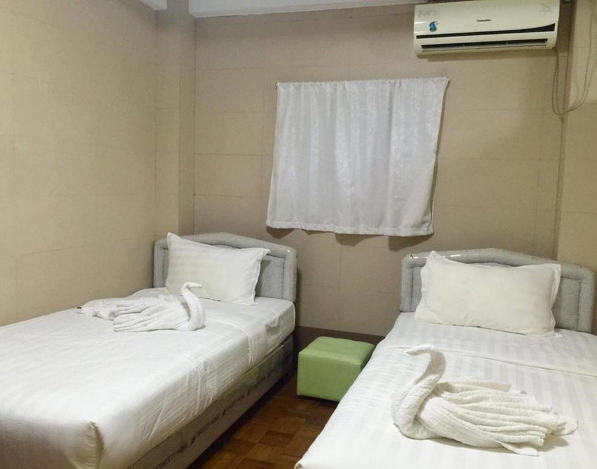 Pandora Motel Yangon Esterno foto