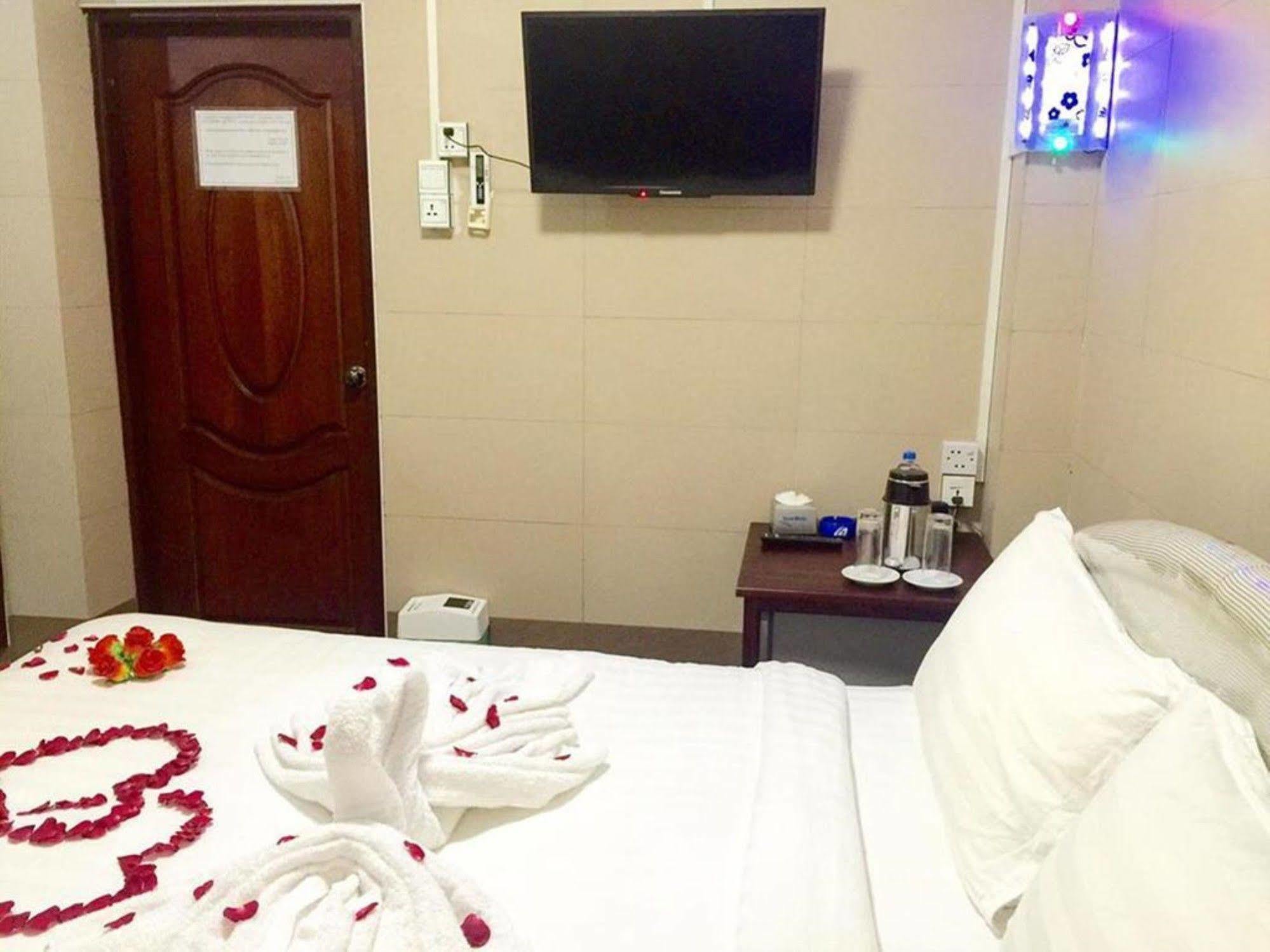 Pandora Motel Yangon Esterno foto